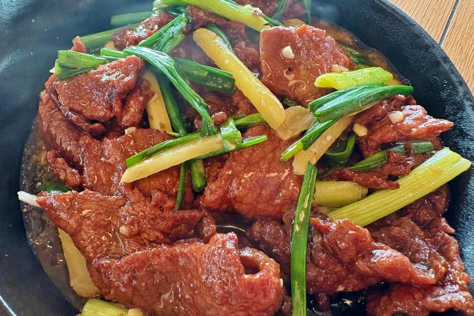 Stir fried beef with ginger and onion