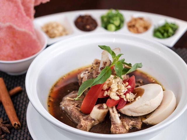The Ritz-Carlton Jakarta, Mega Kuningan