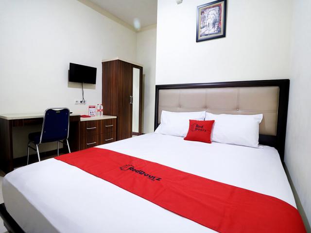 RedDoorz Plus near Universitas Indonesia