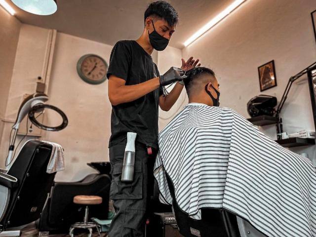 hombre barber