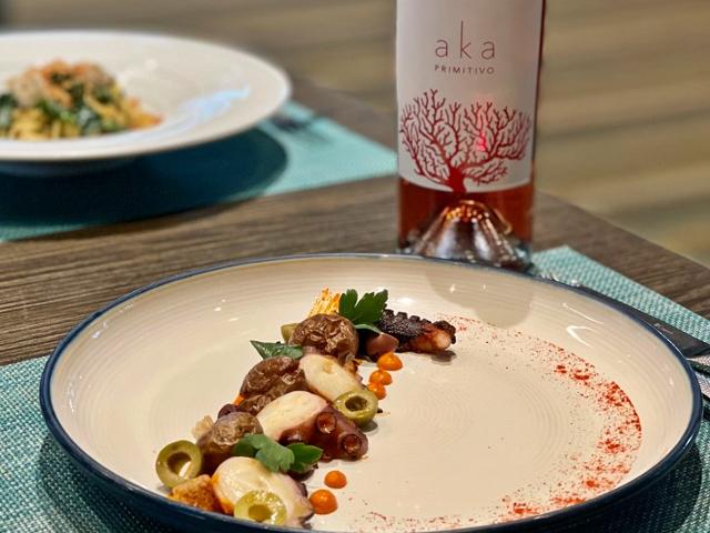 Pulpo in Pignatta Moderno with AKA Primitivo IGT 2021
