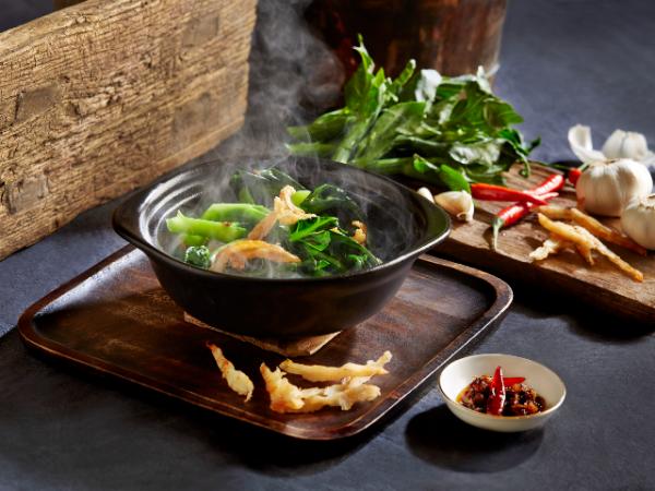 Sizzling Kai Lan in Claypot
