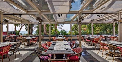 Alfresco dining at Kwee Zeen