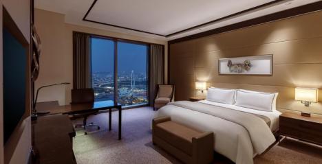 The Fullerton Singapore Queen bedroom Suite