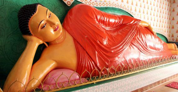 The smiling reclining Buddha at Maha Vihara Temple